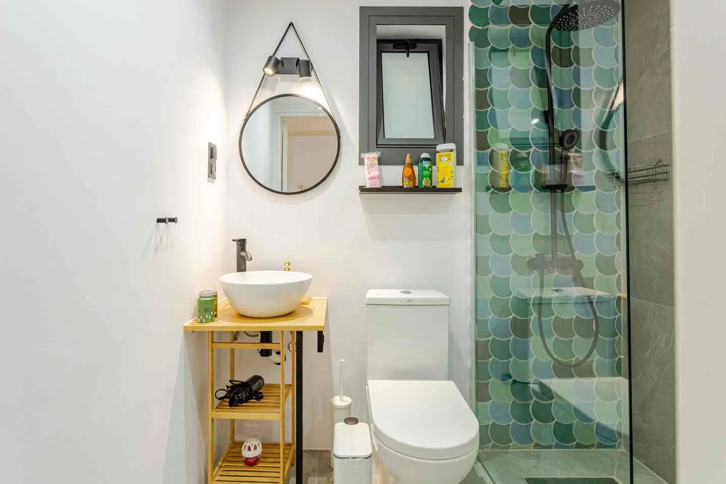 Bathroom with basin, mirror and walk-in shower