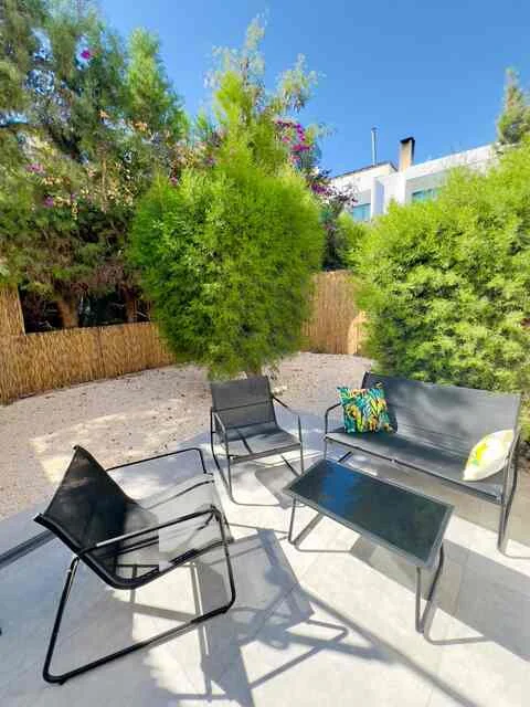 Private garden with lounge seating and table