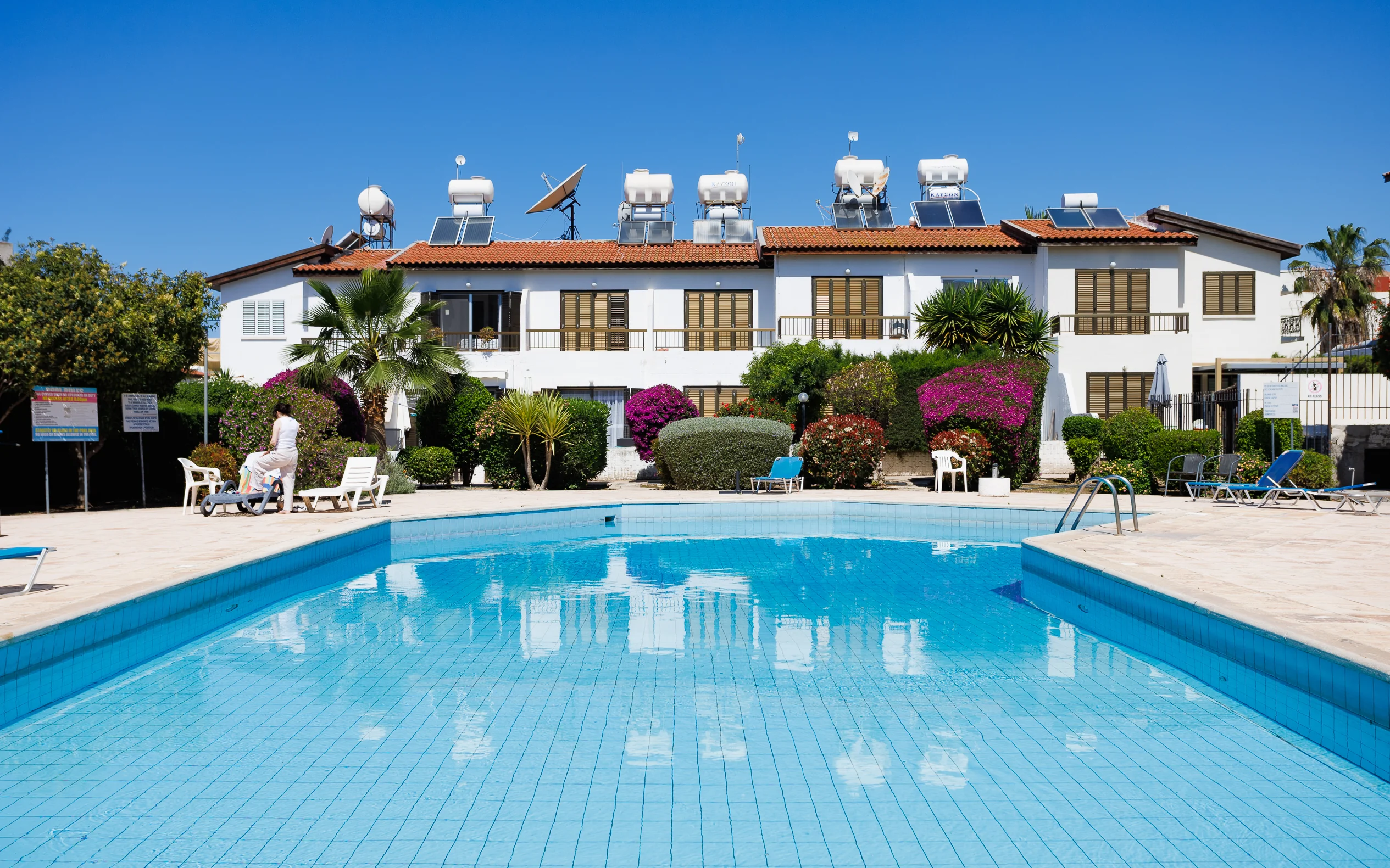 Shared swimming pool and apartment building